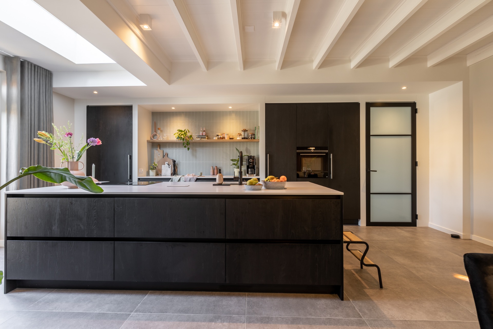 Woonkeuken met praktische maatwerk oplossingen: jaren '30 woning in ...