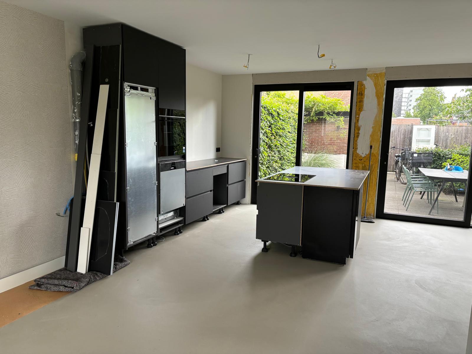 Nieuwe schuifpuien, vloer en keuken erin
